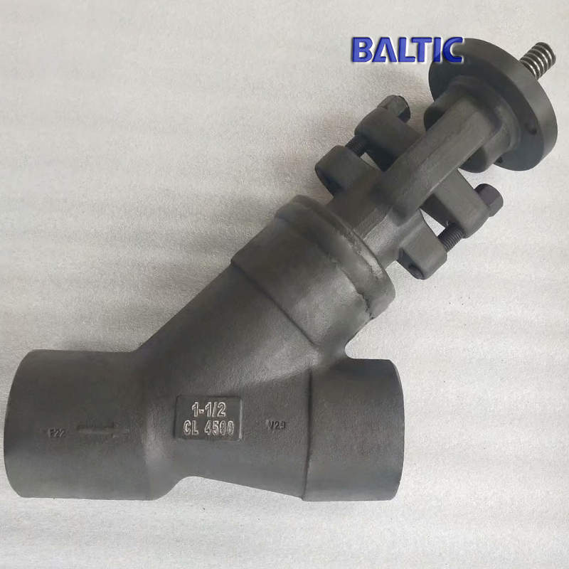 4500 LB Globe Valve, 1-1/2 Inch, ASTM A182 F22, API 602