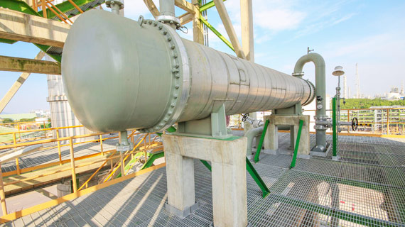 ¿Cuál es el uso del intercambiador de calor en el proceso de producción?