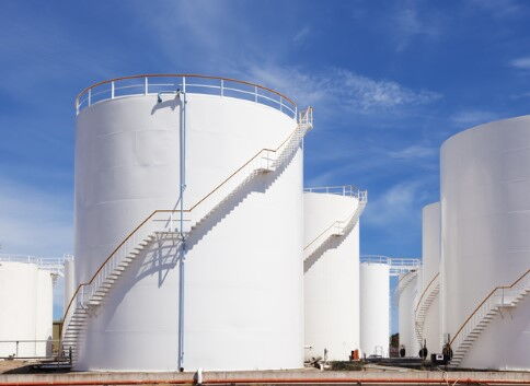 Análisis comparativo de tanques de aceite metálicos y no metálicos