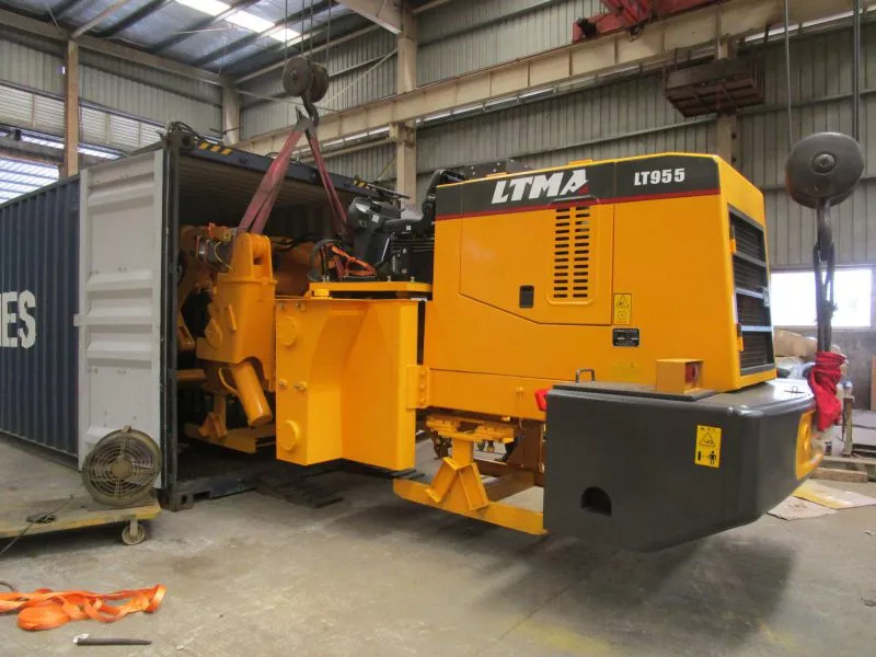 A wheel loader is waiting for shipping out to a Philippine customer