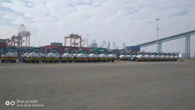 31-sinotruk-terminal-tractors-delivered-to-customers-in-bulk-tractors.jpg