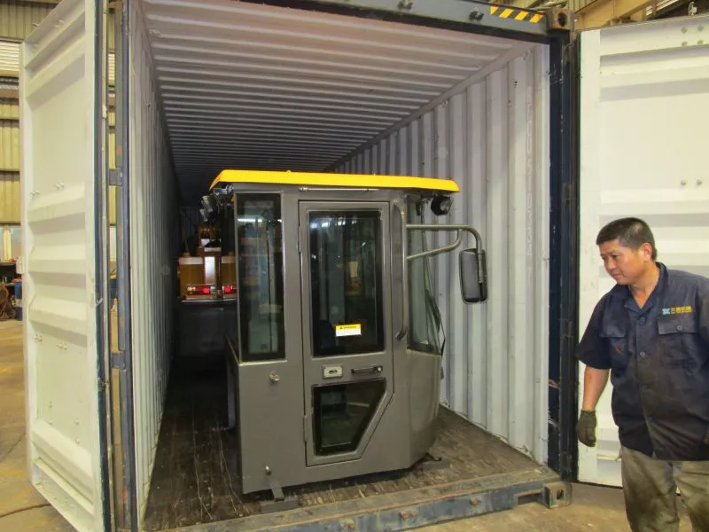 A wheel loader is waiting for shipping out to a Philippine customer