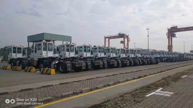 31-sinotruk-terminal-tractors-delivered-to-customers-in-bulk-delivery.jpg