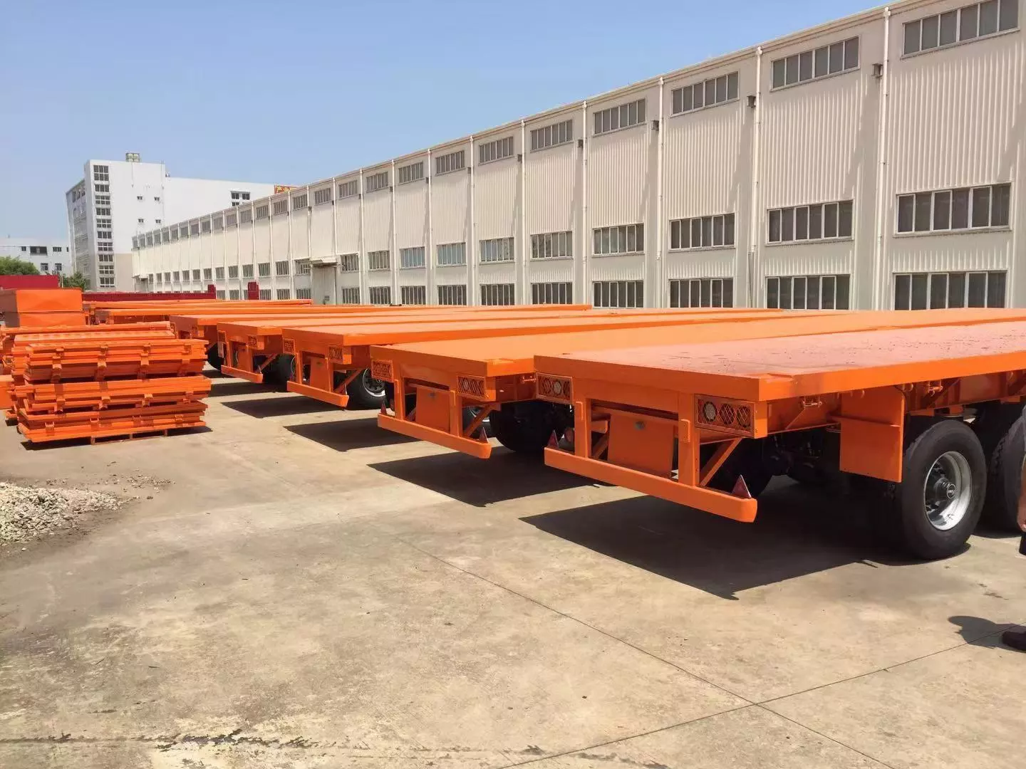 Stock of 20 units of 40ft 3-axle flatbed semi-trailer for promotion