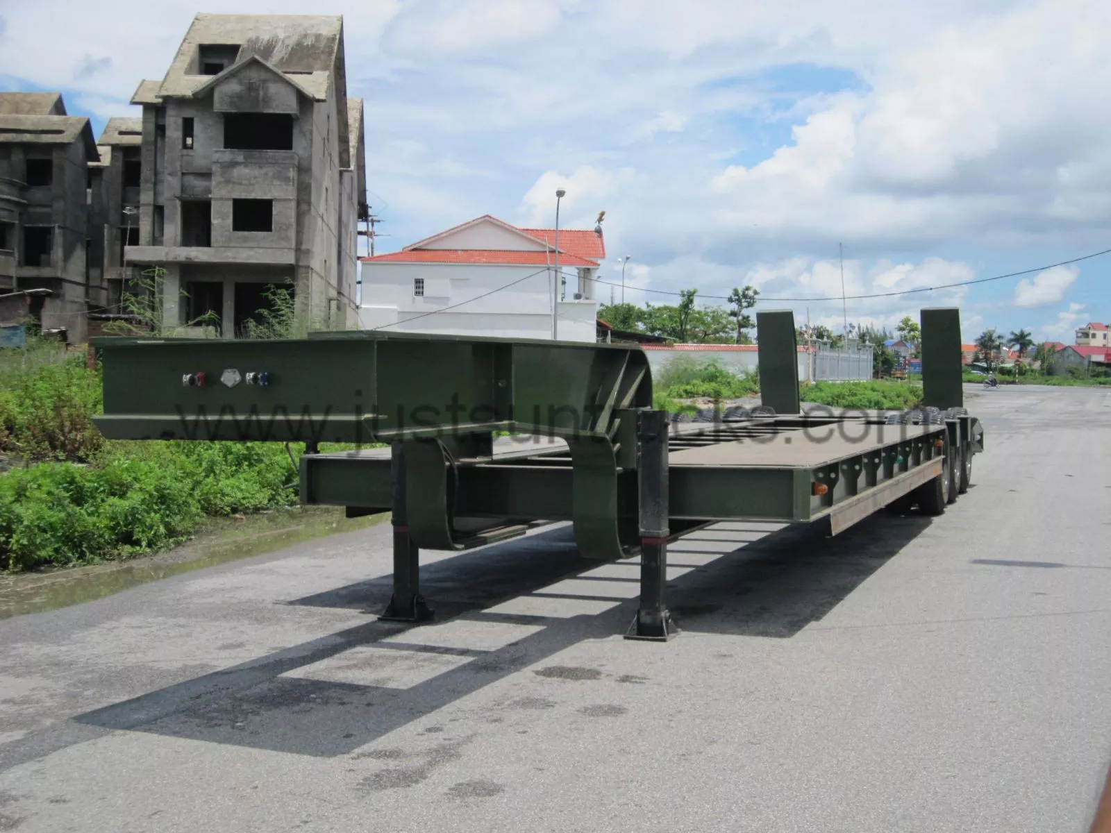 low-bed-semi-trailer-2-axle-3-axle-4-axle-12-18m-50-120-ton-002