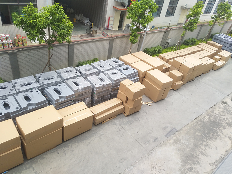 plastic toilets before shipping 01