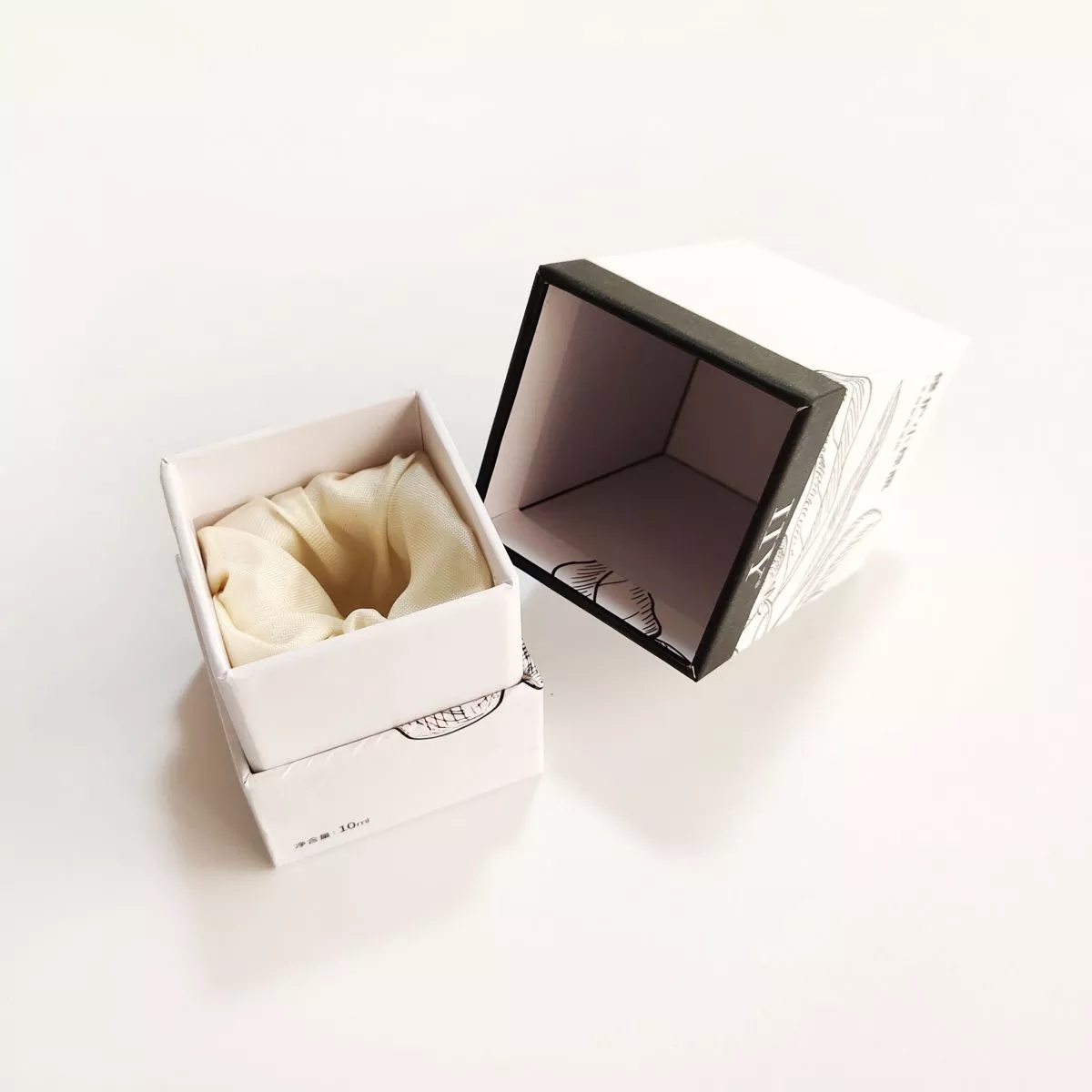 small paper boxes with lids