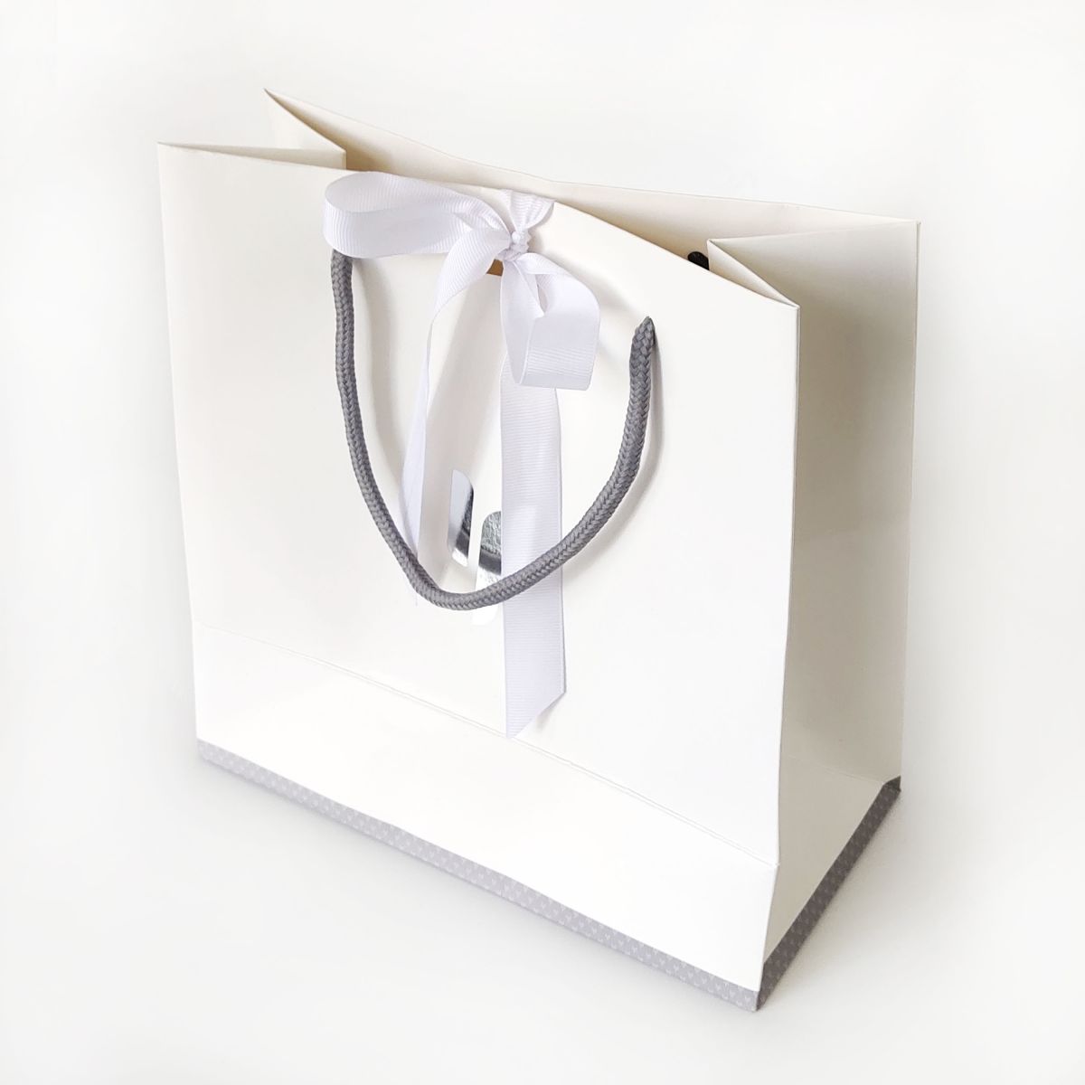 white gift bags with rope handles