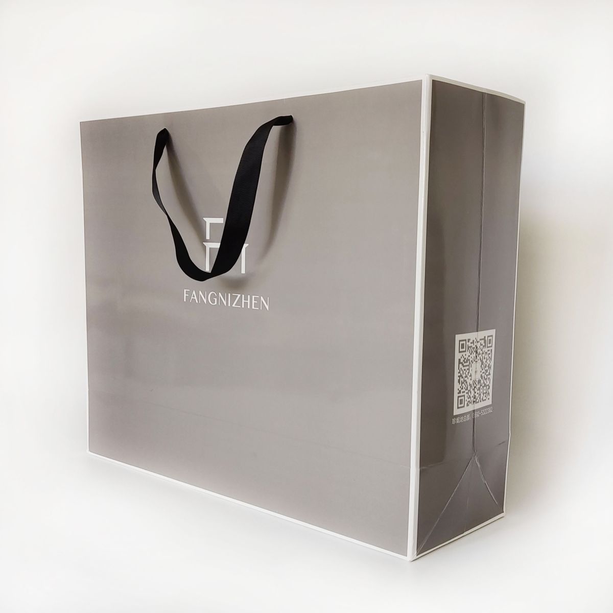 Custom Printed Apparel Paper Shopping Bag, Gift Bag Manufacturer - Bavora