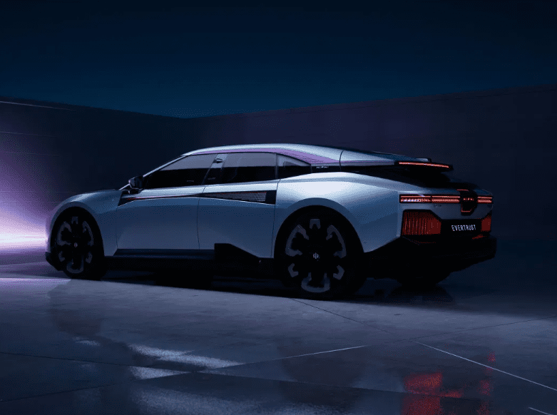 2023 Hiphiz Electric Car Luxury Model Made in China Sports-Like 700km