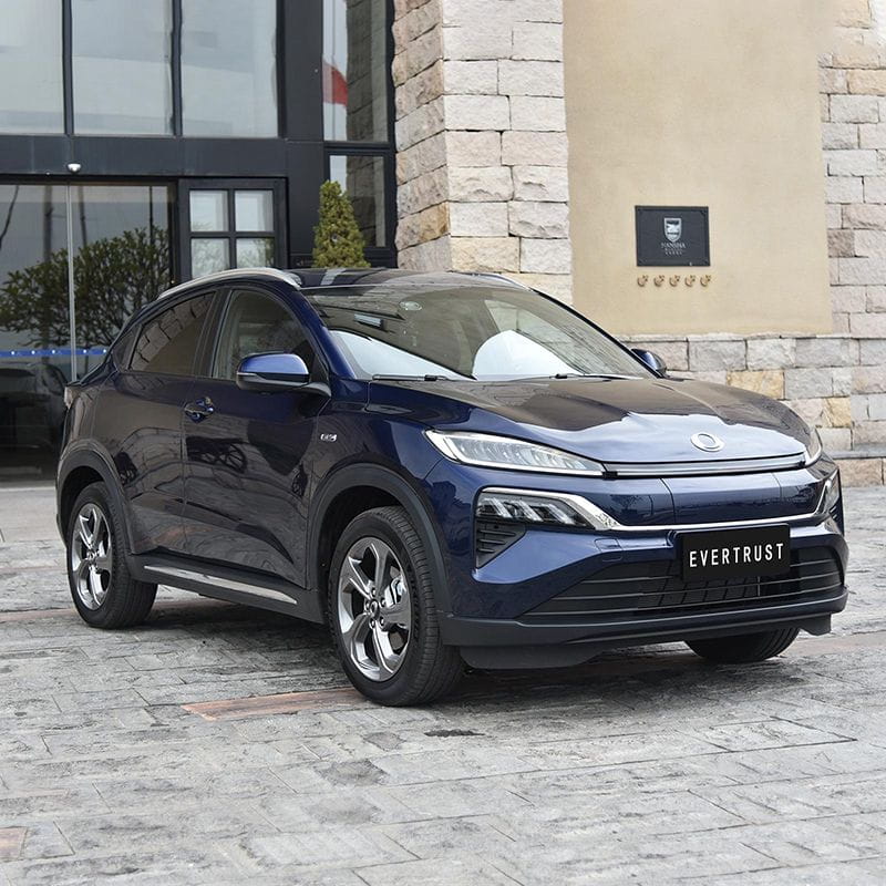China 2023 Hongda MNV Electric Car with 5 Seats and Lower Price