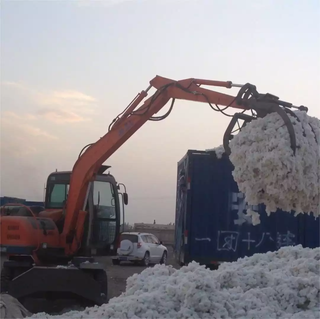 Topper Help Xinjiang Cotton Picking and Transportation