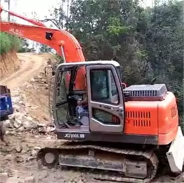 Topper Participate in the Emergency Repair of Collapsed Roads