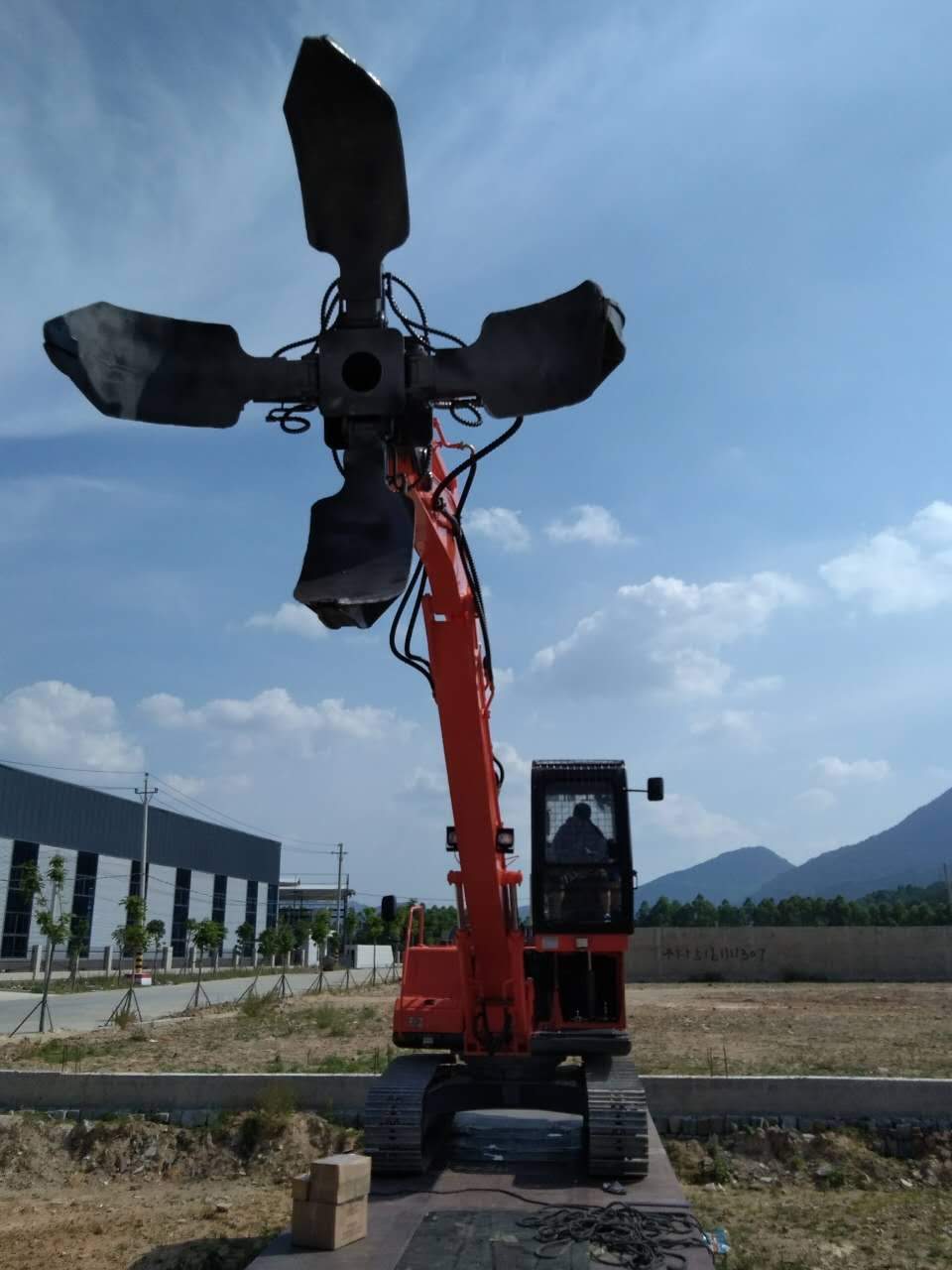 13.5 Ton Crawler Type Excavators with Metal Scrap Grab