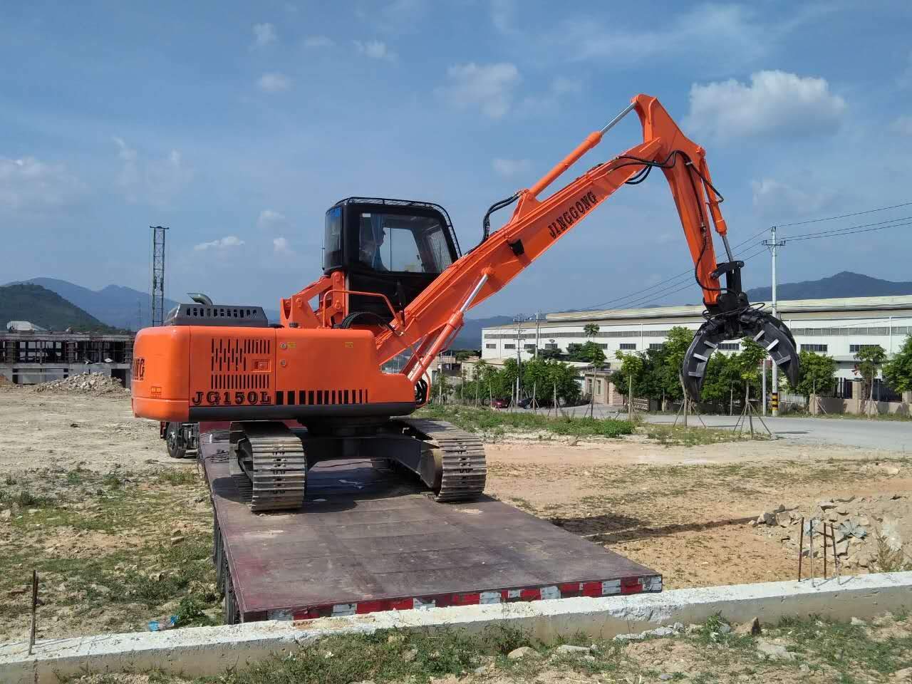 13.5 Ton Crawler Type Excavators with Metal Scrap Grab