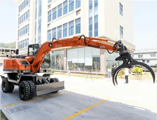 Wheeled Rotating Grabs Excavator