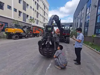 Metal Scraps Grab Excavator