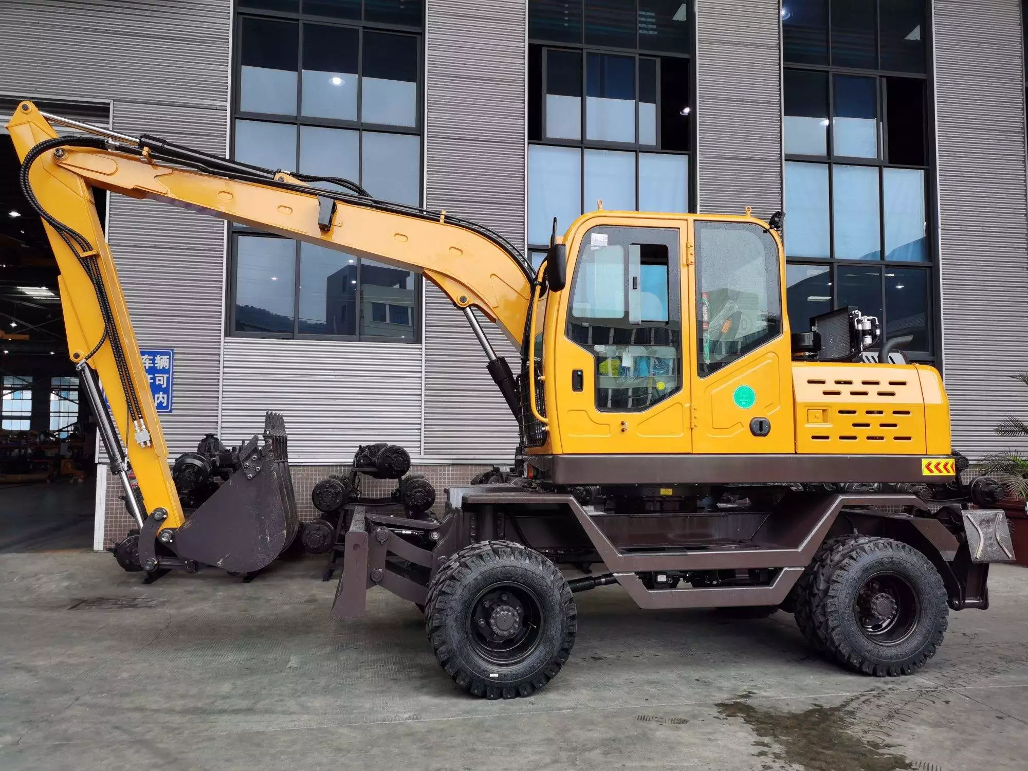 8.36 Ton Wheeled Loader with Brush Grapple, Rate Power 65 KW