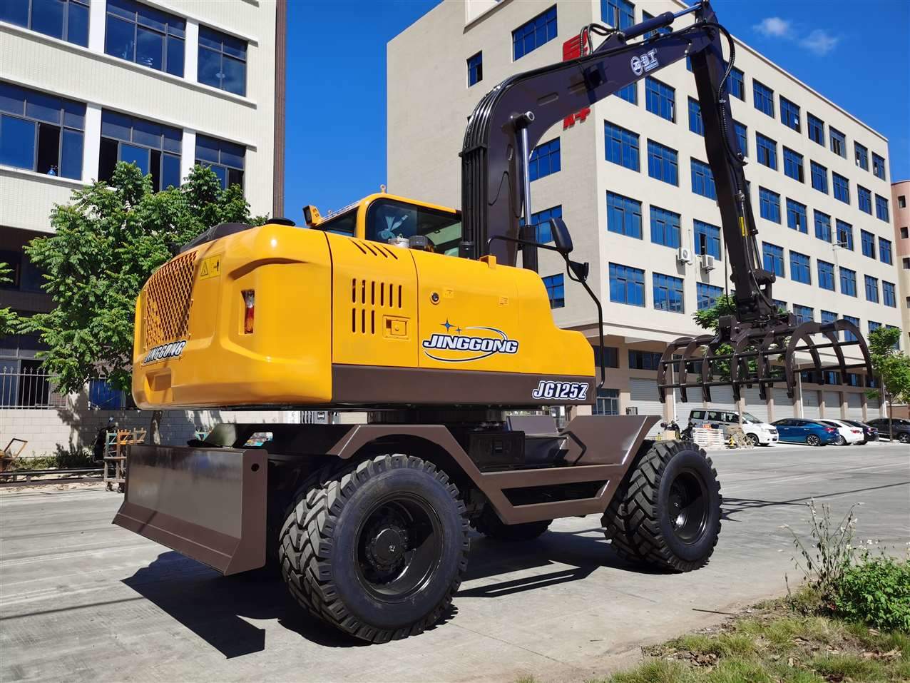 Tire Type Excavators with Mechanical Wood Grab