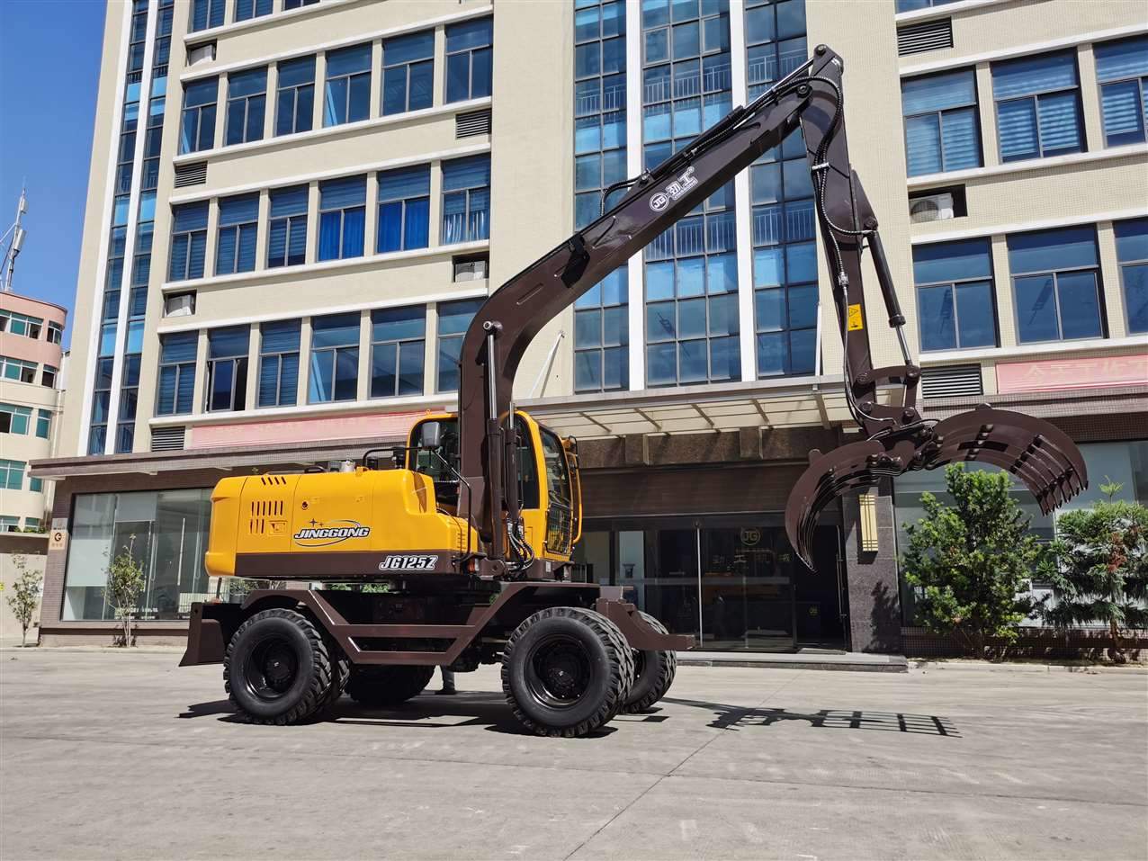 Tire Type Excavators with Mechanical Wood Grab