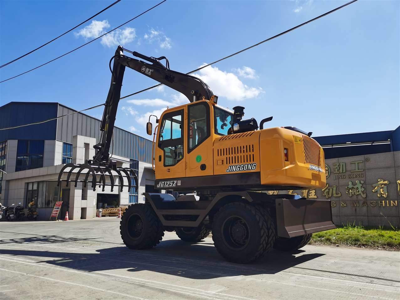 Tire Type Excavators with Mechanical Wood Grab