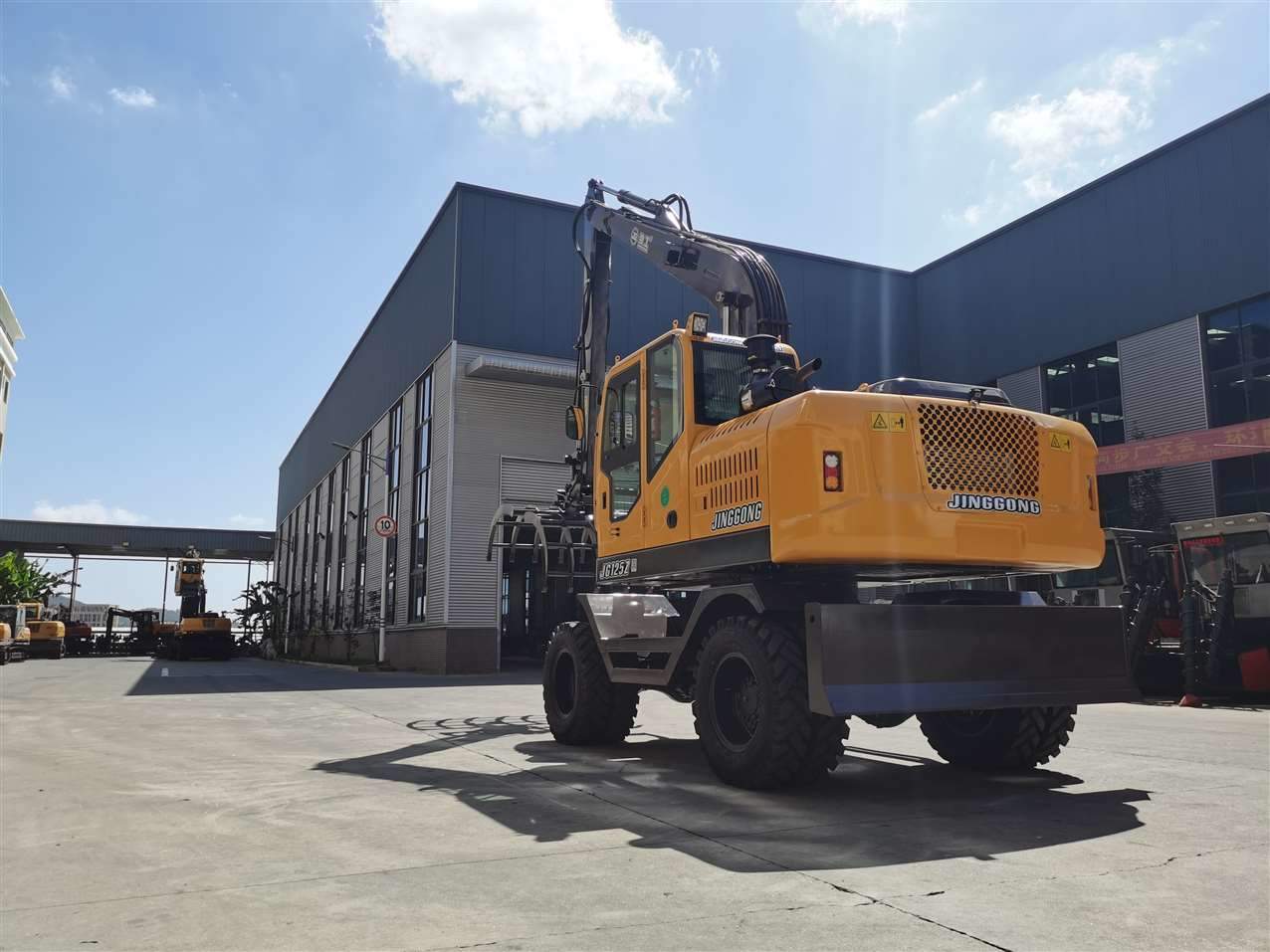Wheeled Excavators with Fixed Wood Grab