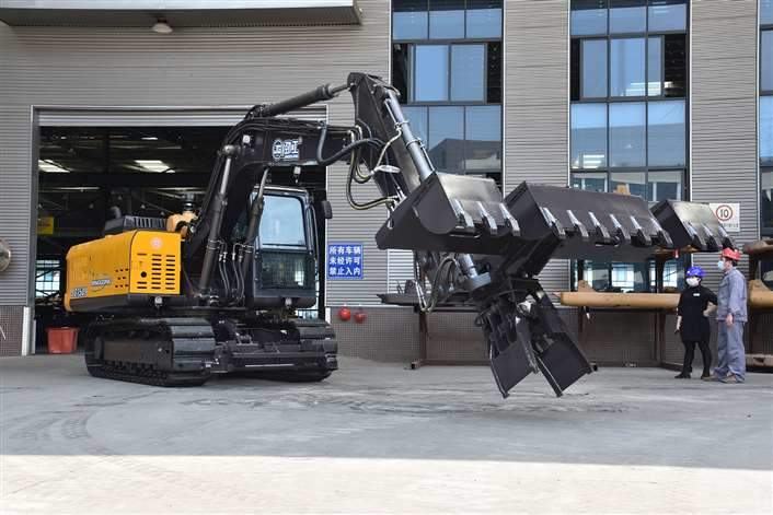 Railway Sleeper Replacement Equipment with Slotted Bucket