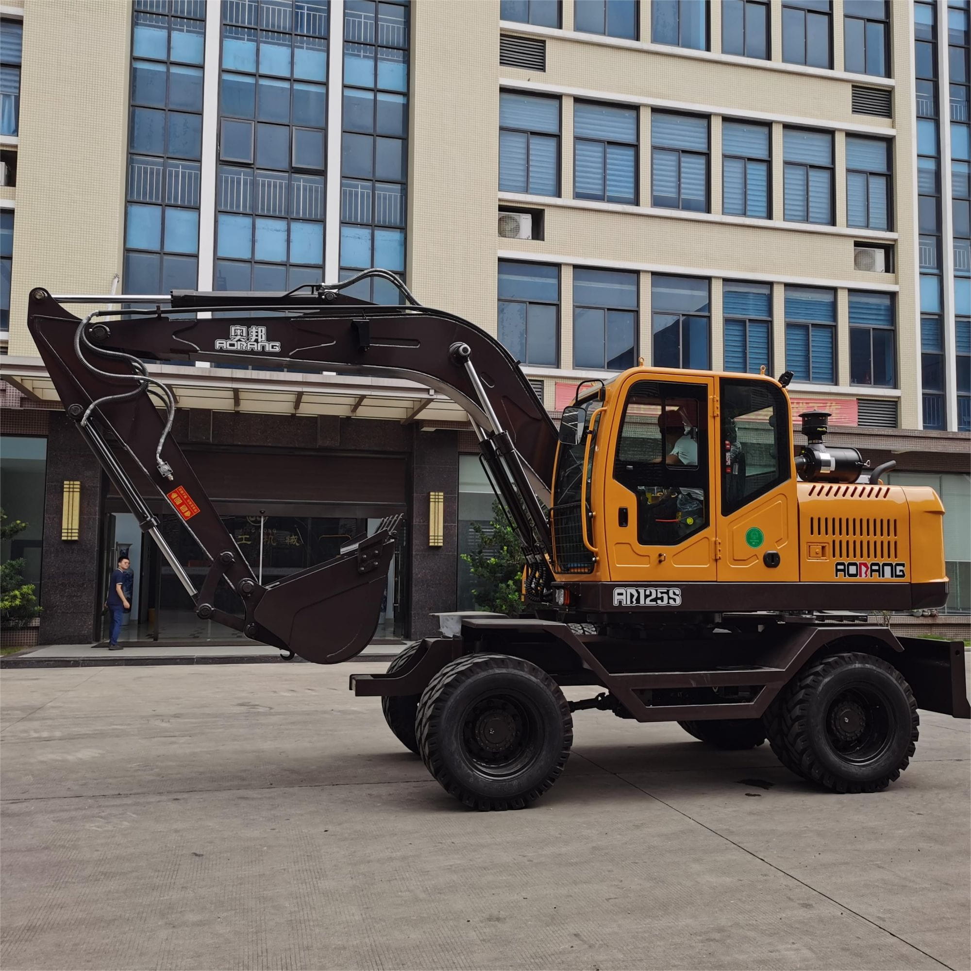 10 Ton Wheeled Excavator with Wheel Side Deceleration System