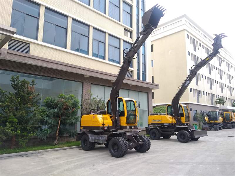 Tyre Excavator with a Gear Pump and a Piston Pump