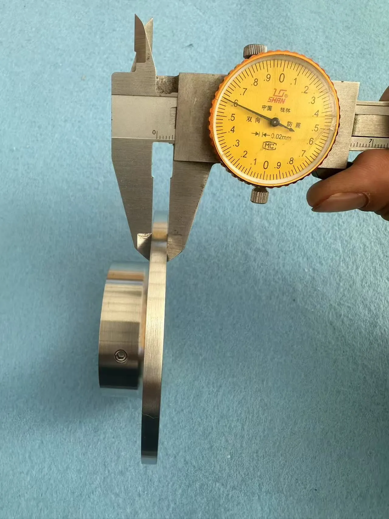 Measuring stainless steel flange plate thickness with dial caliper - approx. 6.5mm