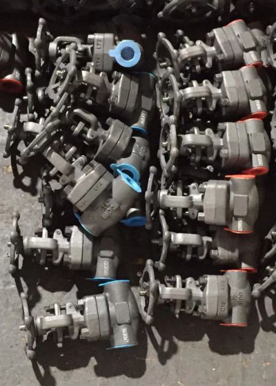 Thread selection and application for forged steel valves