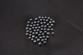 How does the shot blasting machine handle steel abrasives with oil?