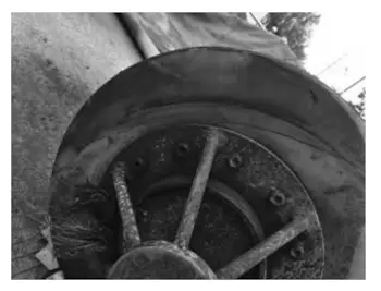 Indentation on the end face of the straight leather cup at the front end of the pipe piggingging