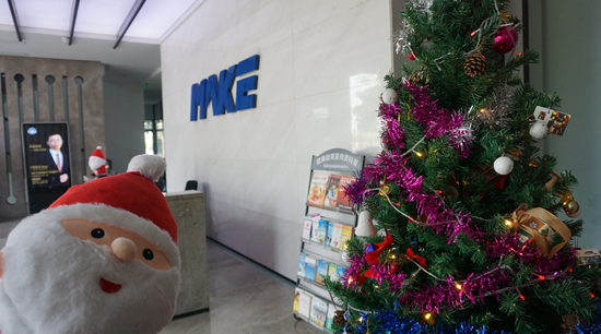 It is said that there is a mysterious person in Make this christmas?