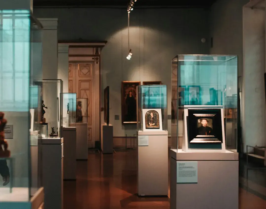 Protection of Museum Display Cabinets