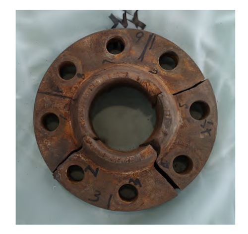 Macroscopic morphology of the flange fracture Macroscopic morphology of the flange fracture