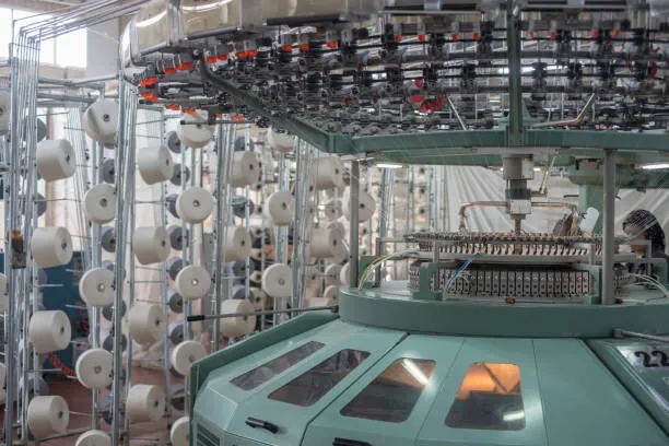 Circular knitting machines