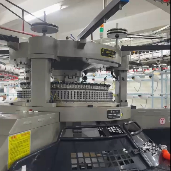 Máquina de tejer plana de doble cara para producir textiles