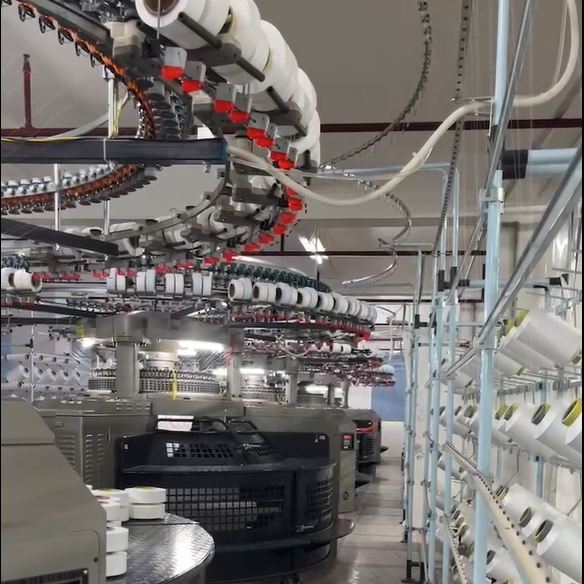 Máquina de tricotar plana de doble cara en funcionamiento