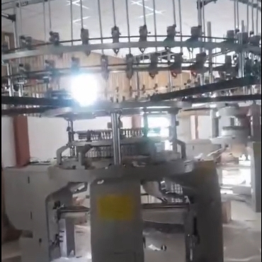 Die neueste kreisförmige Strickmaschine, die an die Werkstatt in Bangladesch geliefert wird