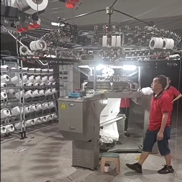 Unsere runden Strickmaschinen kommen in der Kunden Werkstatt an