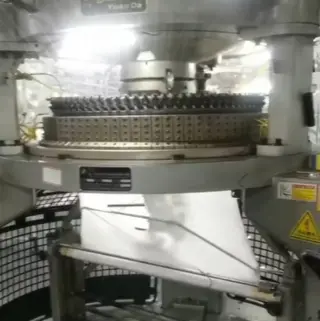 베트남 고객 공장에서 원형 편직기가 운영되고 있다