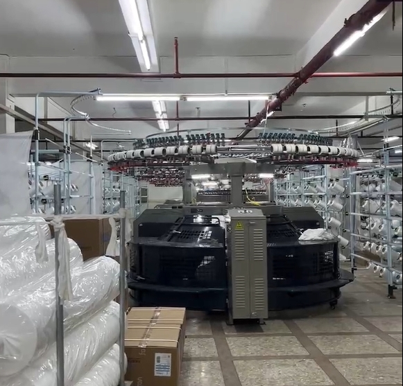 Fábrica con máquina de tricotar plana de doble cara