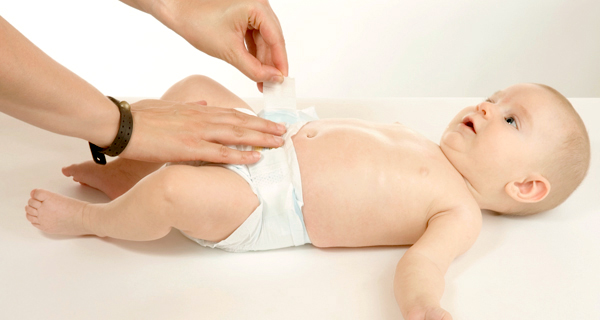 Tips for changing baby's diapers easily and quickly