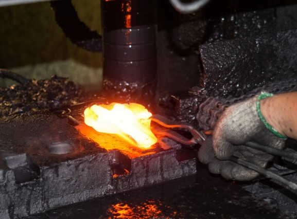 Closed-Die Forging: Process, Advantages, and Applications