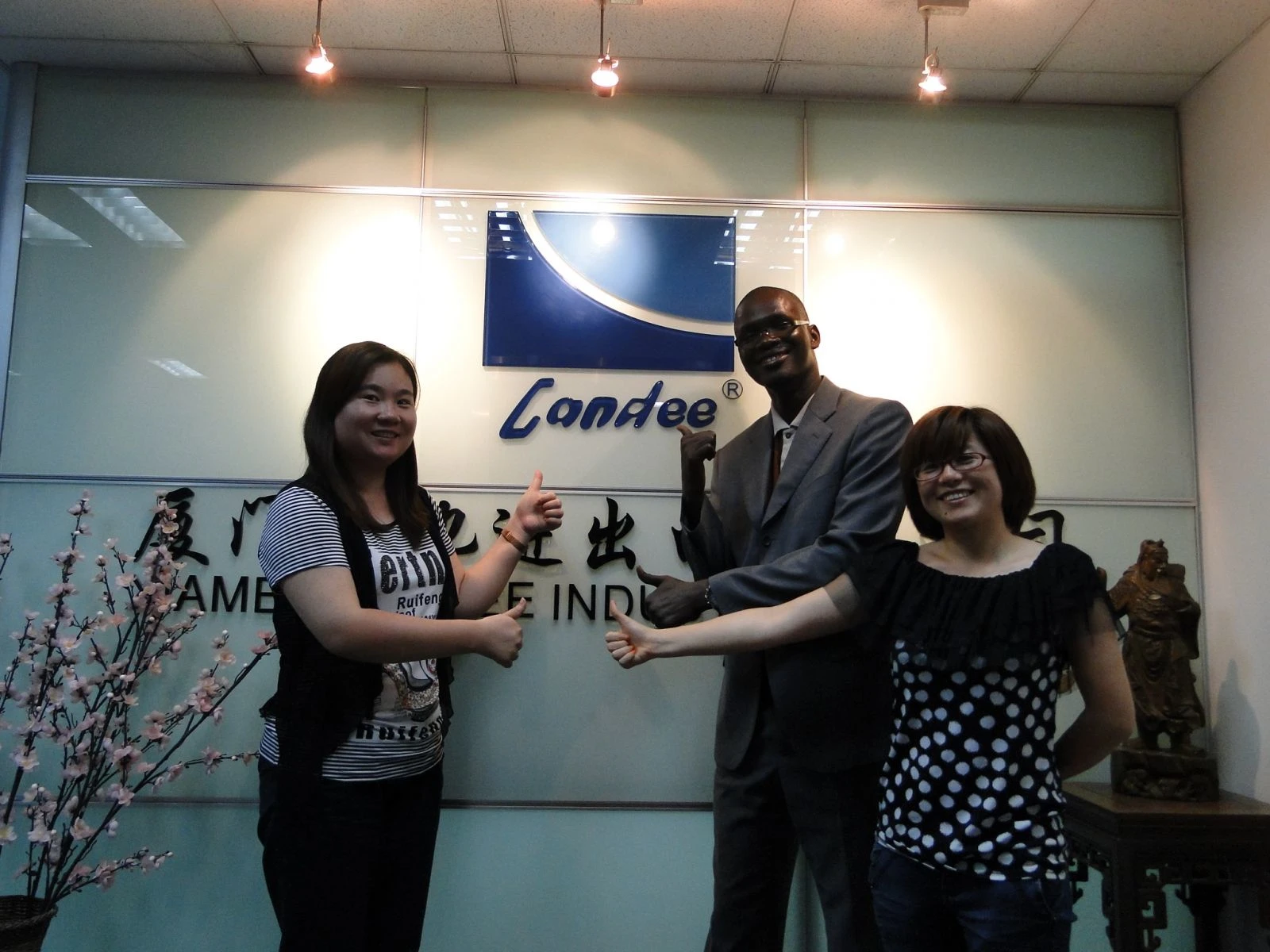 Burkina Faso Client Visits Landee Intl Trade Cneter for Valves, Pipes, Flanges, Pipe Fittings, etc.