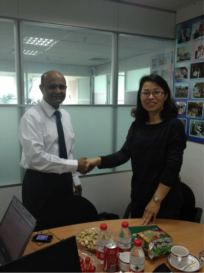 Landee GM Vivian Chen Shake Handes With Sri Lanka client Mr Rsd.